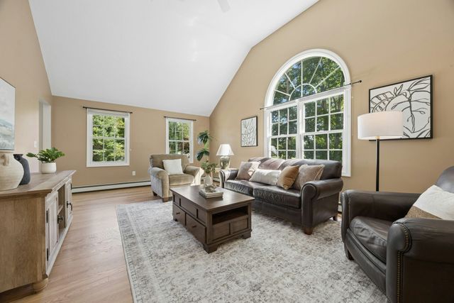 48 June St, Northbridge, MA 01534