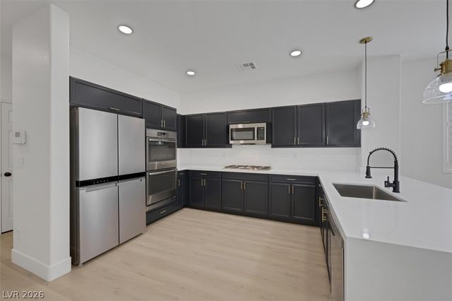 7035 Thistle Ridge Street, Las Vegas, NV 89166