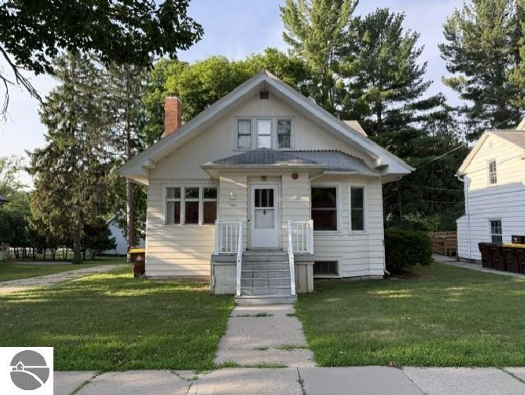 Image 1 of property listing at 707 W Center Street, Alma, MI 48801