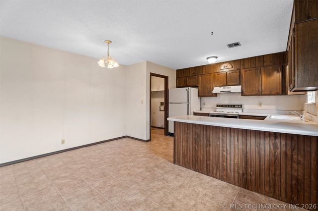 518 Carol Road, Bartlesville, OK 74003