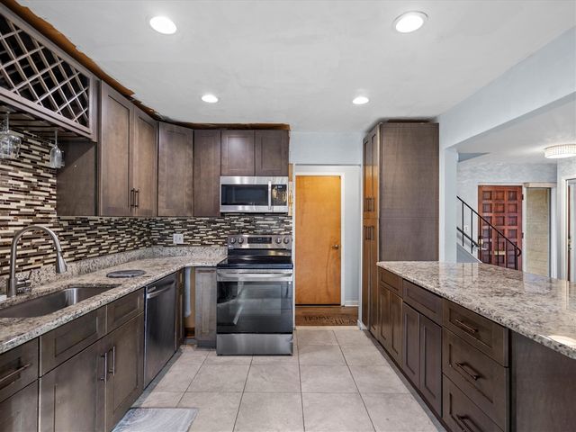 18270 University Park Drive, Livonia, MI 48152