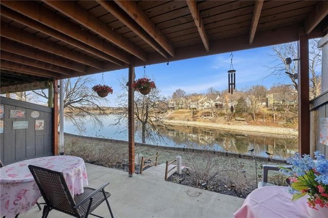 232 NE Bayview Drive, Lee's Summit, MO 64064