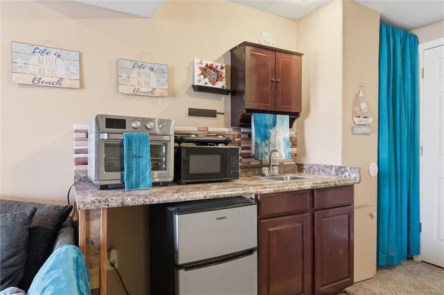 232 NE Bayview Drive, Lee's Summit, MO 64064