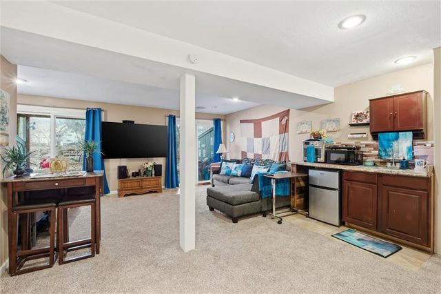 232 NE Bayview Drive, Lee's Summit, MO 64064