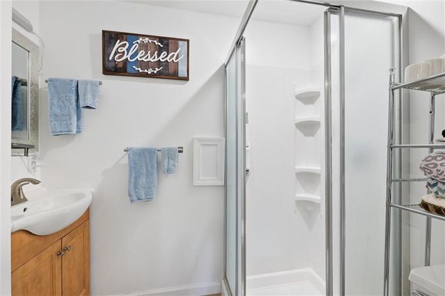 232 NE Bayview Drive, Lee's Summit, MO 64064