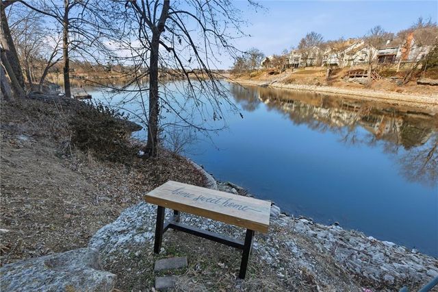 232 NE Bayview Drive, Lee's Summit, MO 64064