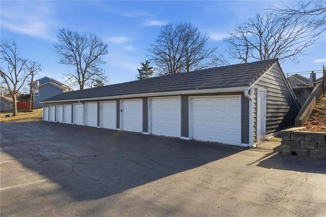 232 NE Bayview Drive, Lee's Summit, MO 64064