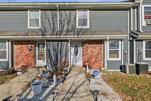 232 NE Bayview Drive, Lee's Summit, MO 64064