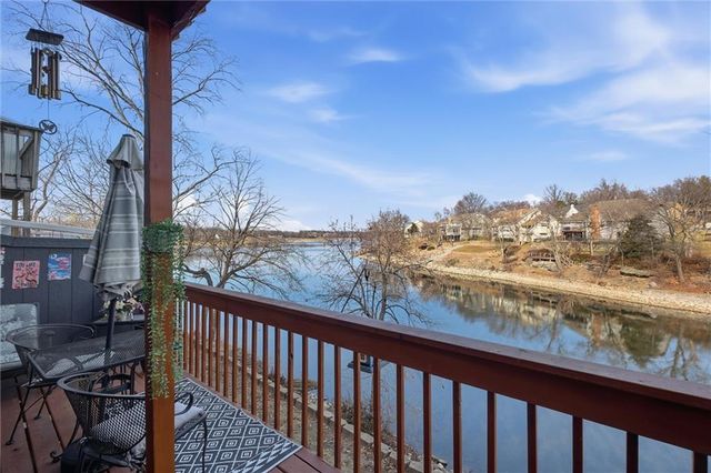 232 NE Bayview Drive, Lee's Summit, MO 64064