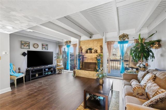 232 NE Bayview Drive, Lee's Summit, MO 64064