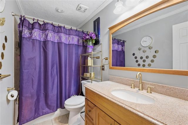 232 NE Bayview Drive, Lee's Summit, MO 64064