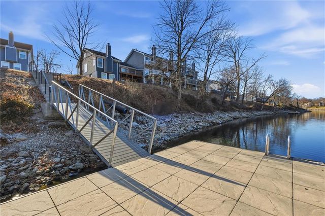 232 NE Bayview Drive, Lee's Summit, MO 64064