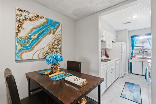 232 NE Bayview Drive, Lee's Summit, MO 64064