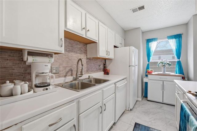 232 NE Bayview Drive, Lee's Summit, MO 64064