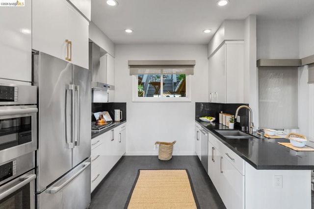 6305 Melville Dr, Oakland, CA 94611