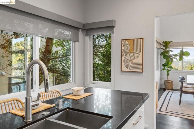 6305 Melville Dr, Oakland, CA 94611