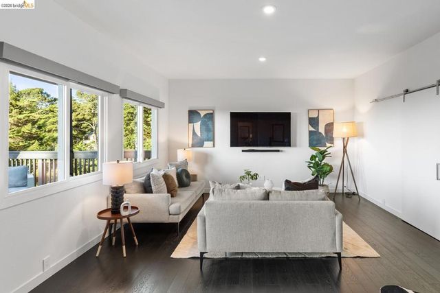 6305 Melville Dr, Oakland, CA 94611
