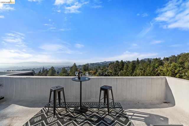 6305 Melville Dr, Oakland, CA 94611