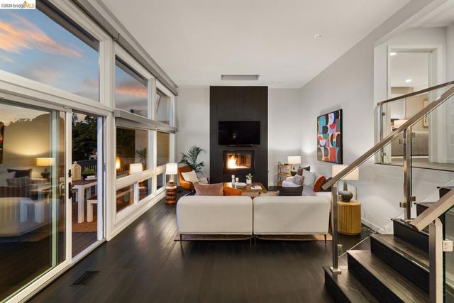 6305 Melville Dr, Oakland, CA 94611