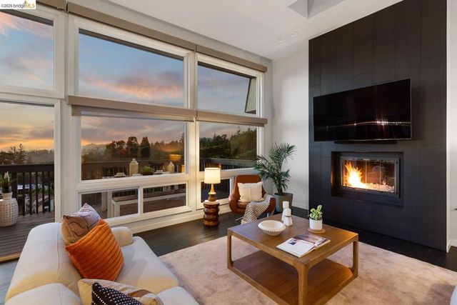 6305 Melville Dr, Oakland, CA 94611