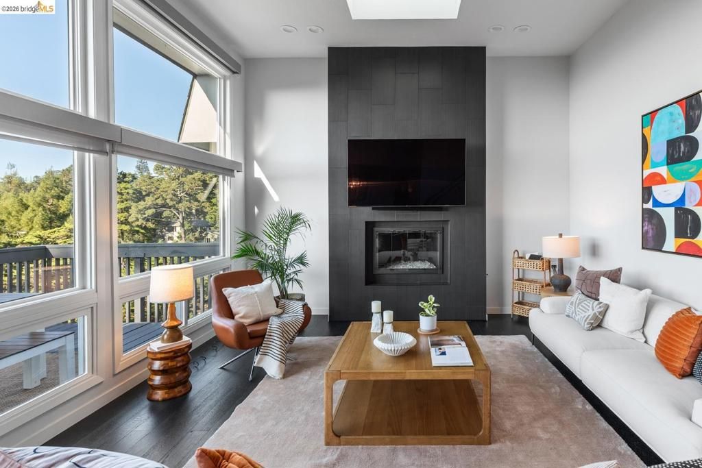 6305 Melville Dr, Oakland, CA 94611