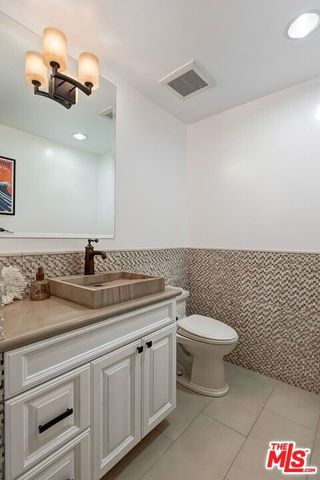 11715 Chenault Street 102, Los Angeles, CA 90049