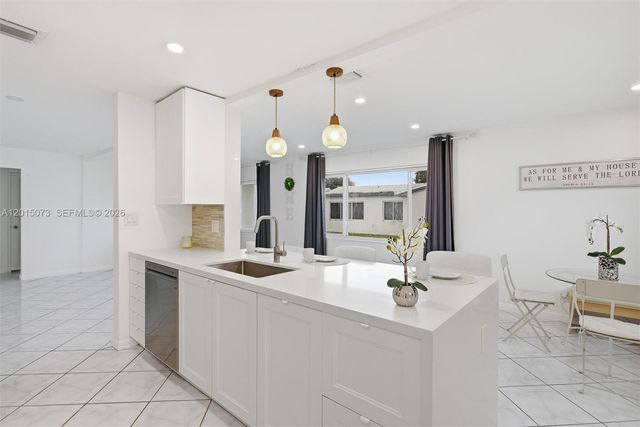 9011 NW 15th Pl, Plantation, FL 33322