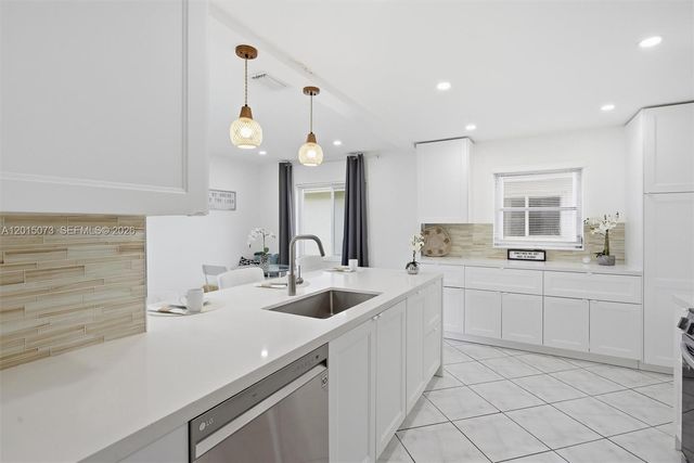 9011 NW 15th Pl, Plantation, FL 33322