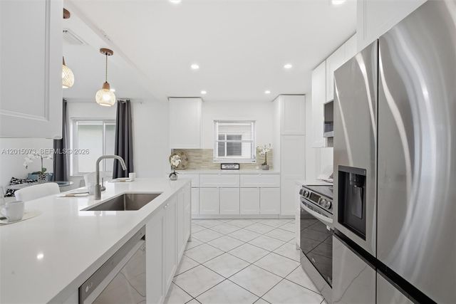 9011 NW 15th Pl, Plantation, FL 33322