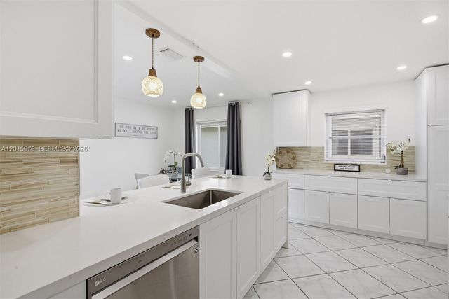 9011 NW 15th Pl, Plantation, FL 33322