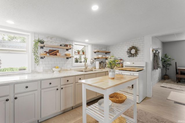 940 S 34Th Street, South Bend, IN 46615