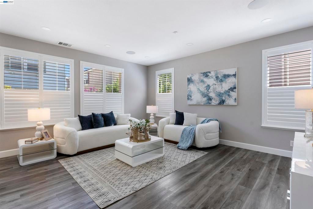 Image 11 of property listing at 37160 Aleppo Dr, Newark, CA 94560