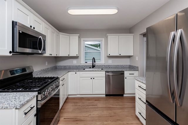 1218 68th Street, Windsor Heights, IA 50324