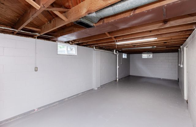 1218 68th Street, Windsor Heights, IA 50324