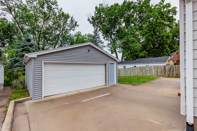 1218 68th Street, Windsor Heights, IA 50324