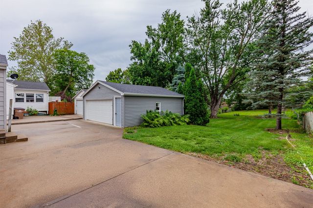 1218 68th Street, Windsor Heights, IA 50324