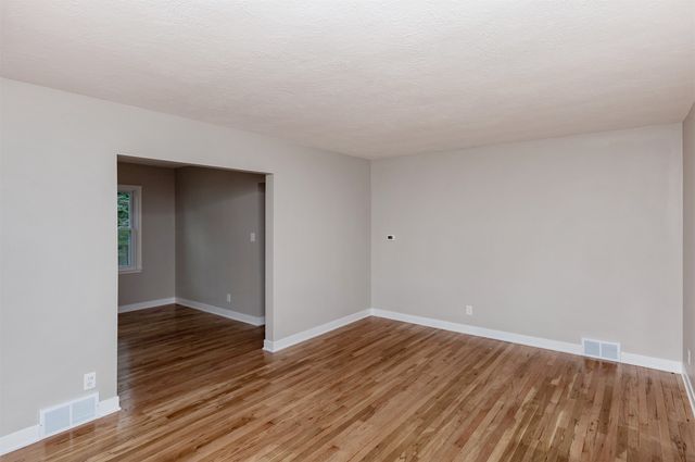 1218 68th Street, Windsor Heights, IA 50324