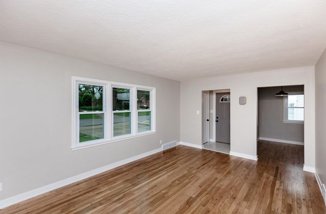 1218 68th Street, Windsor Heights, IA 50324