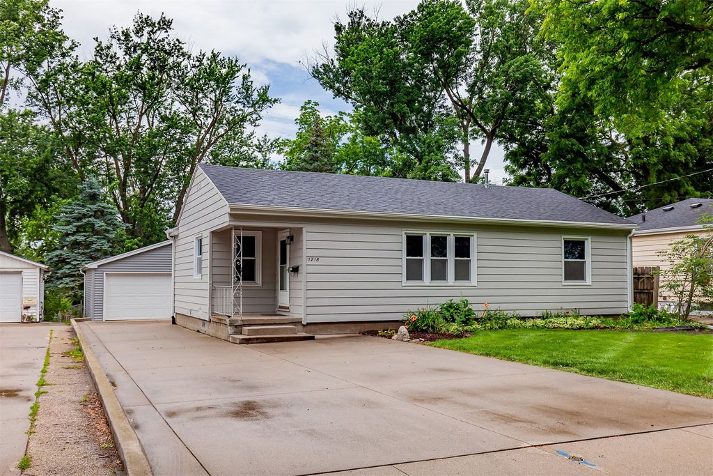 1218 68th Street, Windsor Heights, IA 50324