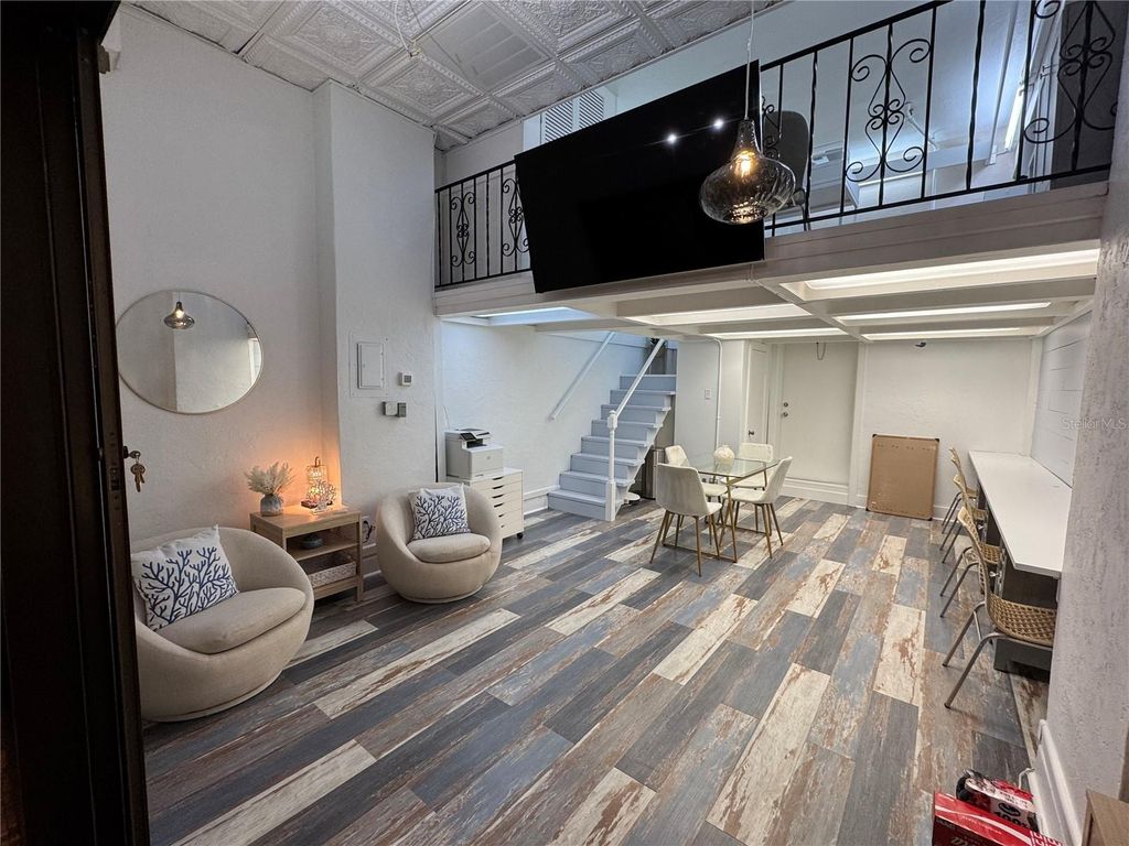 Image 5 of property listing at 220 TAMPA AVENUE W 9A, Venice, FL 34285