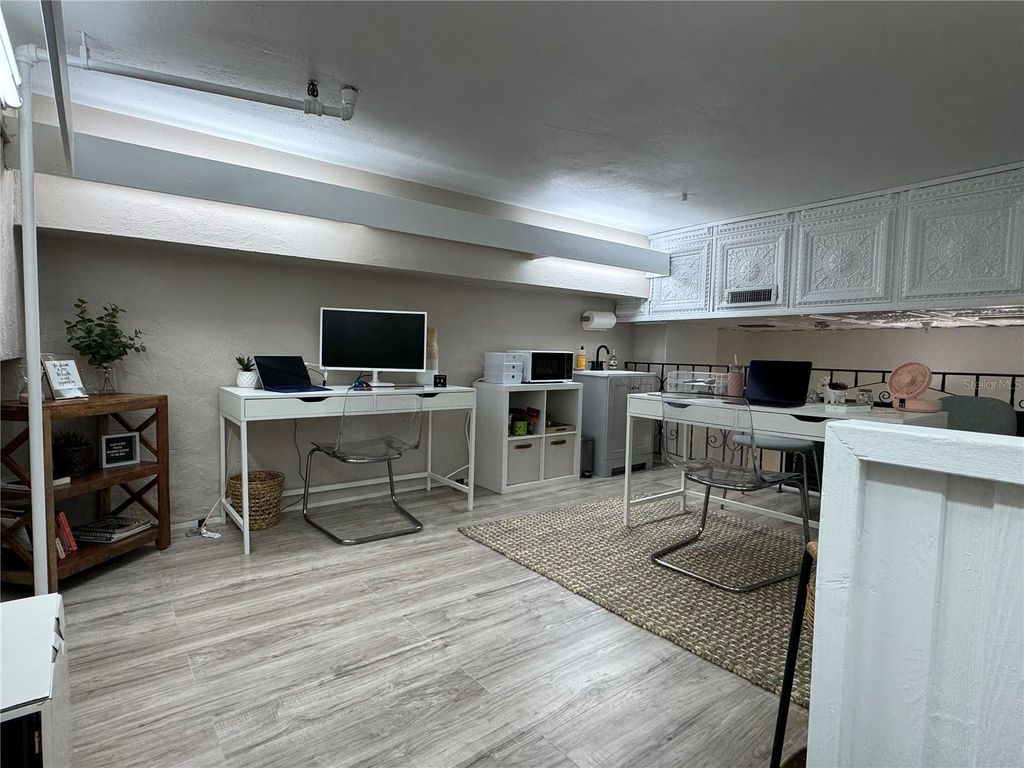 Image 6 of property listing at 220 TAMPA AVENUE W 9A, Venice, FL 34285