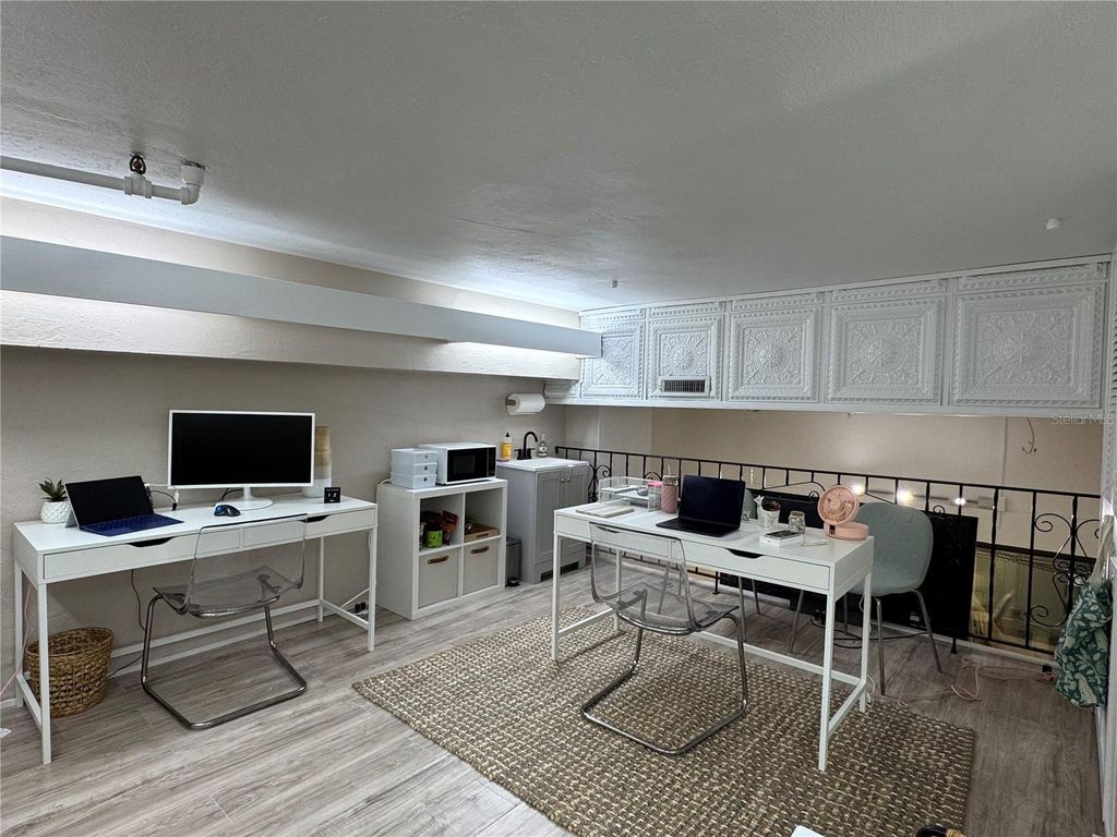 Image 7 of property listing at 220 TAMPA AVENUE W 9A, Venice, FL 34285