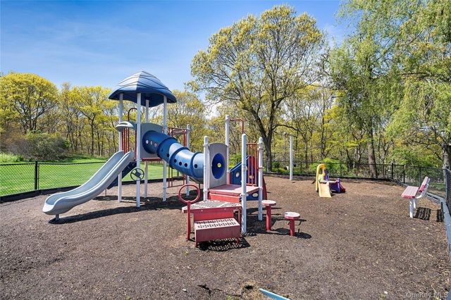 22 Gianna Court, Southampton, NY 11968