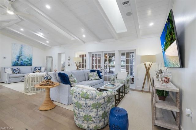 67 8th AVE S, Naples, FL 34102