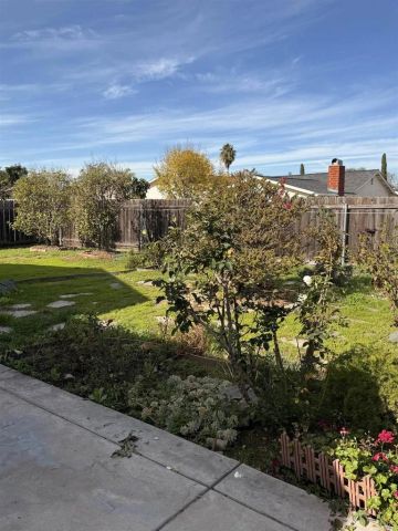 8490 Flanders Dr, Mira Mesa, CA 92126