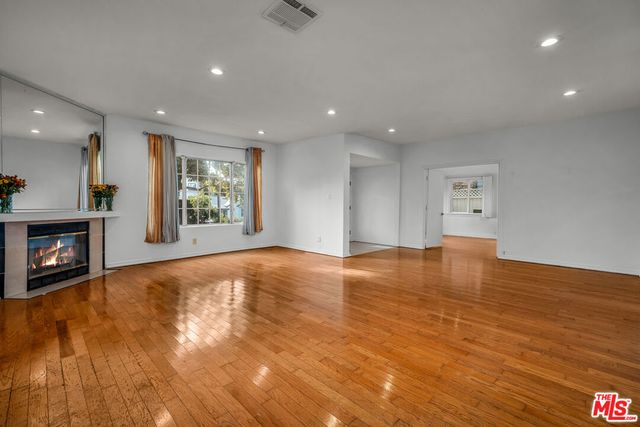 922 S Bundy Drive, Los Angeles, CA 90049