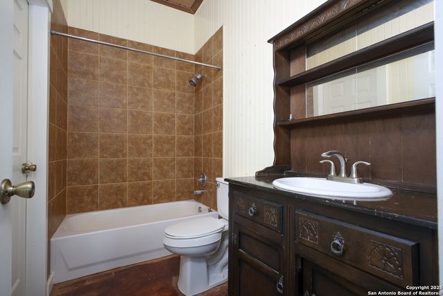 282 Hill Top Ln, Lakehills, TX 78063