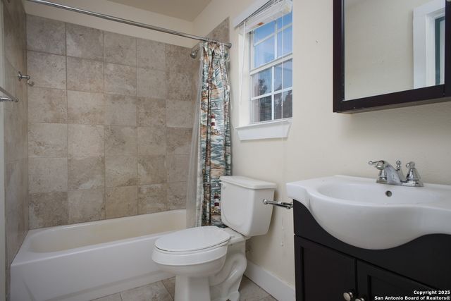 282 Hill Top Ln, Lakehills, TX 78063