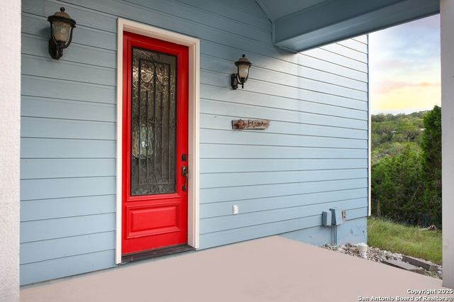 282 Hill Top Ln, Lakehills, TX 78063