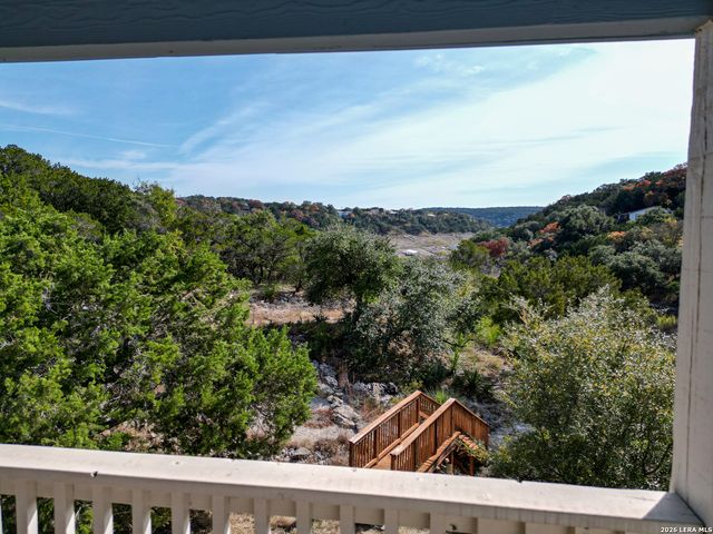 282 Hill Top Ln, Lakehills, TX 78063
